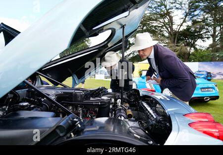 Les juges regardent le moteur d'une Ferrari Enzo 2005 lors de la journée d'ouverture du salon prive Concours d'élégance au Blenheim Palace dans l'Oxfordshire. L'événement verra une foule de constructeurs de voitures de luxe présenter leurs nouveaux modèles. Date de la photo : mercredi 30 août 2023. Banque D'Images