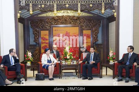 (140903) -- BEIJING, le 3 septembre 2014 -- le conseiller d'État chinois Wang Yong (2e R) rencontre la baronne Lucy Neville-Rolfe, sous-secrétaire parlementaire du ministère britannique des Affaires, de l'innovation et des compétences, à Beijing, en Chine, le 3 septembre 2014.) (hdt) CHINE-BEIJING-WANG YONG-BRITISH GUEST-MEETING (CN) WangxYe PUBLICATIONxNOTxINxCHN Beijing sept 3 2014 les conseillers d'État chinois Wang Yong 2e r rencontrent la baronne Lucy Neville Rolfe sous-secrétaire parlementaire du ministère britannique de l'innovation commerciale et DES COMPÉTENCES À Pékin Chine sept 3 2014 HDT Chine Wang Yong British Banque D'Images