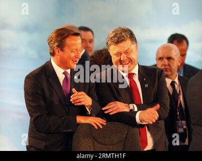 Le président ukrainien Petro Porochenko (front R) s’entretient avec le Premier ministre britannique David Cameron avant une réunion tenue par la Commission OTAN-Ukraine (NUC) au niveau des chefs d’État et de gouvernement lors du Sommet de l’OTAN 2014 à Newport, pays de Galles, Grande-Bretagne, le 4 septembre 2014. L'OTAN travaillera encore plus étroitement avec l'Ukraine pour aider cette dernière à réformer son secteur de la défense et à construire une armée moderne forte, a déclaré jeudi le secrétaire général de l'OTAN, Anders Fogh Rasmussen. SOMMET GRANDE-BRETAGNE-NEWPORT-OTAN 2014-NUC-MEETING HanxYan PUBLICATIONxNOTxINxCHN le président ukrainien Petro Porochenko Front r discute avec la BRI Banque D'Images