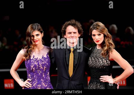 (De gauche à droite) l'actrice Alexandra Daddario, l'acteur Anton Yelchin et l'actrice Ashley Greene posent sur le tapis rouge pour avoir enterré l'ex qui est sélectionné pour la projection lors du 71e Festival du film de Venise, au Lido de Venise, Italie, le 4 septembre 2014. ) ITALIE-VENISE-FILM FESTIVAL-ENTERRER L'EX-TAPIS ROUGE XuxNizhi PUBLICATIONxNOTxINxCHN de l à l actrice Alexandra Daddario l'acteur Anton Yelchin et l'actrice Ashley Greene posent SUR le tapis rouge pour enterrer l'ex qui EST sélectionné pour la projection lors du 71e Festival du film de Venise au Lido de Venise Italie sept 4 2014 Italie Festival du film de Venise enterrant Th Banque D'Images