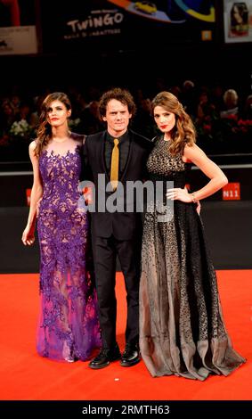 (De gauche à droite) l'actrice Alexandra Daddario, l'acteur Anton Yelchin et l'actrice Ashley Greene posent sur le tapis rouge pour avoir enterré l'ex qui est sélectionné pour la projection lors du 71e Festival du film de Venise, au Lido de Venise, Italie, le 4 septembre 2014. ) ITALIE-VENISE-FILM FESTIVAL-ENTERRER L'EX-TAPIS ROUGE XuxNizhi PUBLICATIONxNOTxINxCHN de l à l actrice Alexandra Daddario l'acteur Anton Yelchin et l'actrice Ashley Greene posent SUR le tapis rouge pour enterrer l'ex qui EST sélectionné pour la projection lors du 71e Festival du film de Venise au Lido de Venise Italie sept 4 2014 Italie Festival du film de Venise enterrant Th Banque D'Images