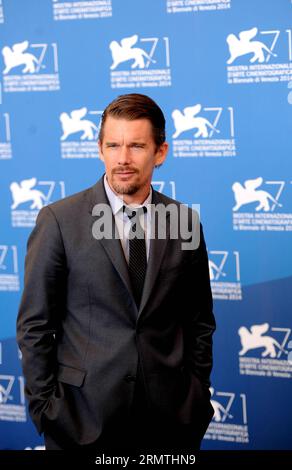 (140905) -- VENISE, 5 septembre 2014 -- l'acteur Ethan Hawke pose au photocall for Good Kill qui est sélectionné dans l'unité de compétition lors du 71e Festival du film de Venise, au Lido de Venise, Italie, le 5 septembre 2014.) ITALIE-VENISE-FILM FESTIVAL-GOOD KILL XuxNizhi PUBLICATIONxNOTxINxCHN Venise sept 5 2014 l'acteur éthane Hawke pose À l'appel photo pour Good Kill qui EST sélectionné dans l'unité compétition lors du 71e Festival de Venise au Lido Italie sept 5 2014 Italie Festival de Venise Good Kill PUBLICATIONxNOTxINxCHN Banque D'Images