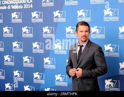 (140905) -- VENISE, 5 septembre 2014 -- l'acteur Ethan Hawke pose au photocall for Good Kill qui est sélectionné dans l'unité de compétition lors du 71e Festival du film de Venise, au Lido de Venise, Italie, le 5 septembre 2014.) ITALIE-VENISE-FILM FESTIVAL-GOOD KILL XuxNizhi PUBLICATIONxNOTxINxCHN Venise sept 5 2014 l'acteur éthane Hawke pose À l'appel photo pour Good Kill qui EST sélectionné dans l'unité compétition lors du 71e Festival de Venise au Lido Italie sept 5 2014 Italie Festival de Venise Good Kill PUBLICATIONxNOTxINxCHN Banque D'Images