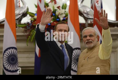 (140906) -- NEW DELHI, le 5 septembre 2014 -- le Premier ministre indien Narendra Modi (à droite) et son homologue australien Tony Abbott, en visite, manifestent après une réunion et la signature d'accords à New Delhi, en Inde, le 5 septembre 2014. L'Inde et l'Australie ont signé vendredi l'accord nucléaire civil historique qui permettra à l'Australie d'exporter de l'uranium vers l'Inde, a déclaré un communiqué officiel. INDE-NEW DELHI-AUSTRALIE-VISITE ParthaxSarkar PUBLICATIONxNOTxINxCHN New Delhi septembre 5 2014 les premiers ministres indiens Narendra modes r et sa visite australienne part Tony Abbott geste après une réunion et la signature des accords Banque D'Images