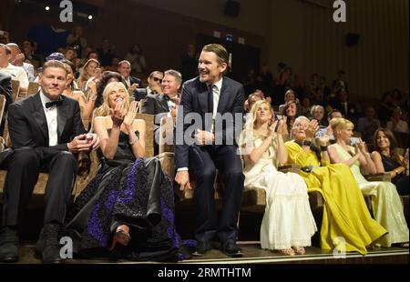 (140905) -- VENISE, 5 septembre 2014 -- l'acteur Ethan Hawke (3e L) assiste à la première de Good Kill qui est sélectionné pour la compétition principale lors du 71e Festival du film de Venise, au Lido de Venise, Italie, le 5 septembre 2014.) ITALIE-VENISE-FILM FESTIVAL-GOOD KILL LiuxLihang PUBLICATIONxNOTxINxCHN Venise sept 5 2014 acteur éthane Hawke 3rd l assiste à la première de Good Kill qui EST sélectionné pour la compétition principale lors du 71e Festival de Venise au Lido de Venise Italie LE 5 2014 septembre Italie Festival de Venise Good Kill PUBLICATIONxNOTxINxCHN Banque D'Images