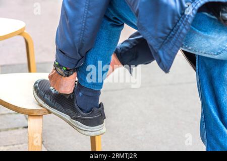 Gros plan de lacets d'homme sur chaussures d'entraînement - Tours, Indre-et-Loire (37), France. Banque D'Images