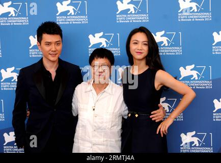 (140906) -- VENISE, 6 septembre 2014 -- la réalisatrice Ann hui (C), l'actrice Tang Wei, l'acteur Feng Shaofeng posent au photocall de l'ère d'or qui est sélectionné comme film de clôture du 71e Festival du film de Venise, au Lido de Venise, Italie, le 6 septembre 2014.) (Zjy) ITALIE-VENISE-FILM FESTIVAL-PHOTO CALL-l'ère D'OR XuxNizhi PUBLICATIONxNOTxINxCHN Venise sept 6 2014 réalisatrice Ann hui C actrice Tang Wei acteur Feng pose À l'appel photo pour l'ère d'or qui EST sélectionné comme film DE CLÔTURE du 71e Festival du film de Venise au Lido de Venise Italie sept 6 2014 Italie Festival du film de Venise photo ca Banque D'Images