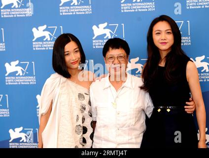 (140906) -- VENISE, 6 septembre 2014 -- la réalisatrice Ann hui (C), l'actrice Tang Wei (R) et Tian Yuan posent au photocall de l'ère d'or qui est sélectionné comme film de clôture du 71e Festival du film de Venise, au Lido de Venise, Italie, le 6 septembre 2014.) (Zjy) ITALIE-VENICE-FILM FESTIVAL-PHOTO CALL-THE GOLDEN ERA XuxNizhi PUBLICATIONxNOTxINxCHN Venise sept 6 2014 la réalisatrice Ann hui C actrice Tang Wei r et Tian Yuan posent À l'appel photo pour l'Era d'Or qui EST sélectionné comme film DE CLÔTURE du 71e Festival du film de Venise au Lido de Venise en Italie sept 6 2014 Italie Festival du film de Venise photo ca Banque D'Images