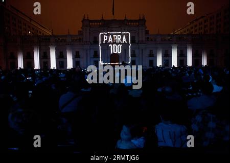 Les gens assistent à l'hommage au soi-disant anti-poète chilien Nicanor Parra, sur la place du Palais la Moneda, à Santiago, capitale du Chili, le 6 septembre 2014. Les célébrations de la naissance de l'anti-poète chilien Nicanor Parra se sont clôturées par un hommage officiel. Parra a atteint 100 ans vendredi, donc différentes organisations dans le pays ont rendu hommage en raison de sa contribution à la culture mondiale, selon la presse locale. (rh) CHILI-SANTIAGO-NICANOR PARRA-HOMMAGE JORGExVILLEGAS PUBLICATIONxNOTxINxCHN des célébrités assistent à l'hommage à l'anti-poète chilien Nicanor Parra À la Moned Banque D'Images