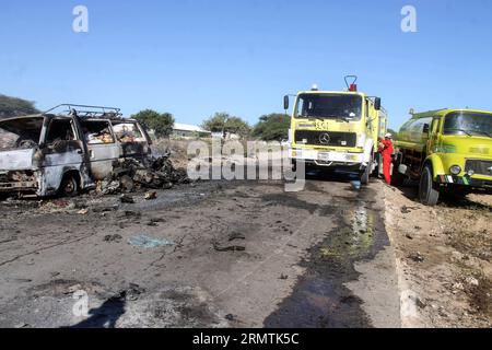 (140908) -- MOGADISCIO, 8 septembre 2014 -- une photo prise le 8 septembre 2014 montre le site d'une bombe suicide ciblant un convoi de la Mission de l'Union africaine en Somalie (AMISOM) sur une route reliant Mogadiscio et Afgooye, une petite ville située à 20 km à l'ouest de la capitale. Le groupe islamiste Al-Shabaab a revendiqué lundi la responsabilité de deux attentats suicides à la voiture piégée qui ont tué au moins 12 personnes en Somalie, ont déclaré des sources policières. L'autre attentat suicide à la bombe a touché un poste de contrôle militaire à la périphérie de Mogadiscio lundi, blessant deux personnes, dont un responsable du gouvernement local.) SOMALIE-MOGADISCIO-SUICIDE BOM Banque D'Images