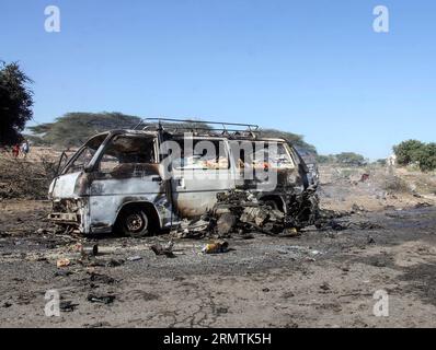 (140908) -- MOGADISCIO, 8 septembre 2014 -- une photo prise le 8 septembre 2014 montre le site d'une bombe suicide ciblant un convoi de la Mission de l'Union africaine en Somalie (AMISOM) sur une route reliant Mogadiscio et Afgooye, une petite ville située à 20 km à l'ouest de la capitale. Le groupe islamiste Al-Shabaab a revendiqué lundi la responsabilité de deux attentats suicides à la voiture piégée qui ont tué au moins 12 personnes en Somalie, ont déclaré des sources policières. L'autre attentat suicide à la bombe a touché un poste de contrôle militaire à la périphérie de Mogadiscio lundi, blessant deux personnes, dont un responsable du gouvernement local.) SOMALIE-MOGADISCIO-SUICIDE BOM Banque D'Images