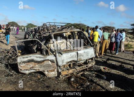 (140908) -- MOGADISCIO, 8 septembre 2014 -- une photo prise le 8 septembre 2014 montre le site d'une bombe suicide ciblant un convoi de la Mission de l'Union africaine en Somalie (AMISOM) sur une route reliant Mogadiscio et Afgooye, une petite ville située à 20 km à l'ouest de la capitale. Le groupe islamiste Al-Shabaab a revendiqué lundi la responsabilité de deux attentats suicides à la voiture piégée qui ont tué au moins 12 personnes en Somalie, ont déclaré des sources policières. L'autre attentat suicide à la bombe a touché un poste de contrôle militaire à la périphérie de Mogadiscio lundi, blessant deux personnes, dont un responsable du gouvernement local.) SOMALIE-MOGADISCIO-SUICIDE BOM Banque D'Images