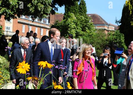 Le prince William (à gauche, devant), duc de Cambridge, accueille les sympathisants avec la principale Dame Elise Angioline (à droite, devant) alors qu'il arrive pour inaugurer officiellement le Dickson Poon University of Oxford China Centre Building à Oxford, au Royaume-Uni, le 8 septembre 2014. Le Prince William a dévoilé lundi le Dickson Poon University of Oxford China Centre. ) UK-OXFORD-CHINA centre-PRINCE-WILLIAM-DÉVOILEMENT HanxYan PUBLICATIONxNOTxINxCHN le Prince William l Front Duc de Cambridge accueille bien avec la principale Lady Elise r Front alors qu'il arrive pour inaugurer officiellement l'Université Dickson Poon d'Oxford Chi Banque D'Images