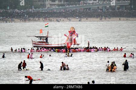 Les dévots hindous indiens apportent de grandes idoles du dieu hindou Ganesha à tête d’éléphant pour s’immerger dans la mer d’Arabie le dernier jour du festival de Ganesh Chaturthi à Mumbai, en Inde, le 8 septembre 2014. Chaque année, des millions de fervents hindous plongent les idoles dans les océans et les rivières pendant le festival de dix jours pour célébrer la naissance de Ganesha. )(bxq) INDIA-MUMBAI-RELIGION-RITUAL Stringer PUBLICATIONxNOTxINxCHN les dévots hindous indiens apportent de grandes IDOLES du Dieu hindou Ganesha à tête d'éléphant dans la mer d'Arabie LE dernier jour du Festival de Ganesh Chaturthi à Mumbai en Inde LE 8 20 septembre Banque D'Images