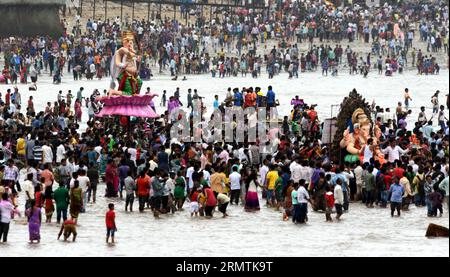 Les dévots hindous indiens apportent de grandes idoles du dieu hindou Ganesha à tête d’éléphant pour s’immerger dans la mer d’Arabie le dernier jour du festival de Ganesh Chaturthi à Mumbai, en Inde, le 8 septembre 2014. Chaque année, des millions de fervents hindous plongent les idoles dans les océans et les rivières pendant le festival de dix jours pour célébrer la naissance de Ganesha. )(bxq) INDIA-MUMBAI-RELIGION-RITUAL Stringer PUBLICATIONxNOTxINxCHN les dévots hindous indiens apportent de grandes IDOLES du Dieu hindou Ganesha à tête d'éléphant dans la mer d'Arabie LE dernier jour du Festival de Ganesh Chaturthi à Mumbai en Inde LE 8 20 septembre Banque D'Images