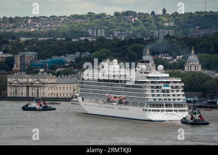 Londres, Royaume-Uni. 30 août 2023. L'énorme navire de croisière MV Viking Sea à 227m de longueur et 48 000 tonnes quitte lentement sa station d'amarrage de la Tamise à Royal Greenwich via deux remorqueurs pour défier le virage de la rivière en route vers Bergen, en Norvège. Crédit : Guy Corbishley/Alamy Live News Banque D'Images