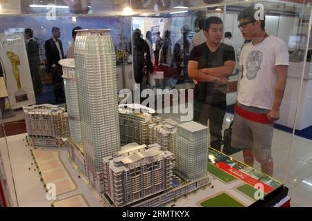 (140910) -- PHNOM PENH, 10 septembre 2014 -- les gens regardent des tables de sable lors d'une exposition immobilière à Phnom Penh, Cambodge, le 10 septembre 2014. Une exposition internationale de la construction et de la propriété a commencé mercredi dans la capitale du Cambodge, alors que l'industrie de la construction du pays a continué à profiter d'une forte croissance, ont déclaré les responsables. (djj) CAMBODGE-PHNOM PENH-REAL ESTATE-EXPO Sovannara PUBLICATIONxNOTxINxCHN Phnom Penh Sep 10 2014 célébrités regardent les tables de sable lors d'une exposition immobilière à Phnom Penh Cambodge LE 10 2014 septembre à l'exposition internationale de construction et de propriété St Banque D'Images