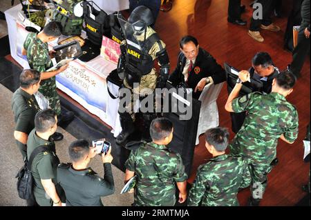 (140911) -- BANGKOK, 11 septembre 2014 -- des soldats thaïlandais exposent des armes lors de la Journée de la recherche sur l'armée thaïlandaise 2014 au Club de l'armée de Bangkok, Thaïlande, le 11 septembre 2014.) THAILAND-BANGKOK-WEAPON-EXPO-ARMY RachenxSageamsak PUBLICATIONxNOTxINxCHN Bangkok 11 2014 septembre des soldats thaïlandais exhibent des armes lors de la Journée de recherche de l'armée thaïlandaise 2014 AU Club de l'armée à Bangkok pays thaïlandais LE 11 2014 septembre Thaïlande pays Bangkok arme EXPO Army PUBLICATIONxNOTxINxCHN Banque D'Images