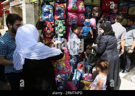 (140913) -- DAMAS, 13 septembre 2014 -- des élèves syriens choisissent leurs cartables à Damas, Syrie, le 13 septembre 2014, un jour avant le début de la nouvelle année scolaire dans ce pays déchiré par la guerre. Quelque 4,5 millions d’élèves syriens iront à leurs écoles le 14 septembre, malgré l'autorisation du président américain Barack Obama de frappes aériennes américaines en Syrie contre les États islamiques (EI).)(zhf) SYRIE-DAMAS-NOUVELLE ANNÉE SCOLAIRE bassemxtellawi PUBLICATIONxNOTxINxCHN Damas Sep 13 2014 les élèves syriens choisissent leurs cartables à Damas Syrie LE 13 2014 septembre un jour avant le début de la nouvelle école YE Banque D'Images