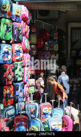 (140913) -- DAMAS, 13 septembre 2014 -- des élèves syriens choisissent leurs cartables à Damas, Syrie, le 13 septembre 2014, un jour avant le début de la nouvelle année scolaire dans ce pays déchiré par la guerre. Quelque 4,5 millions d’élèves syriens iront à leurs écoles le 14 septembre, malgré l'autorisation du président américain Barack Obama de frappes aériennes américaines en Syrie contre les États islamiques (EI).)(zhf) SYRIE-DAMAS-NOUVELLE ANNÉE SCOLAIRE bassemxtellawi PUBLICATIONxNOTxINxCHN Damas Sep 13 2014 les élèves syriens choisissent leurs cartables à Damas Syrie LE 13 2014 septembre un jour avant le début de la nouvelle école YE Banque D'Images