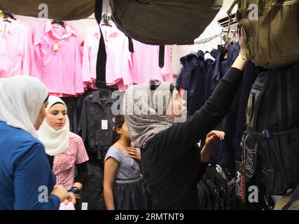 (140913) -- DAMAS, 13 septembre 2014 -- des élèves syriens choisissent leurs cartables à Damas, Syrie, le 13 septembre 2014, un jour avant le début de la nouvelle année scolaire dans ce pays déchiré par la guerre. Quelque 4,5 millions d’élèves syriens iront à leurs écoles le 14 septembre, malgré l'autorisation du président américain Barack Obama de frappes aériennes américaines en Syrie contre les États islamiques (EI).)(zhf) SYRIE-DAMAS-NOUVELLE ANNÉE SCOLAIRE bassemxtellawi PUBLICATIONxNOTxINxCHN Damas Sep 13 2014 les élèves syriens choisissent leurs cartables à Damas Syrie LE 13 2014 septembre un jour avant le début de la nouvelle école YE Banque D'Images