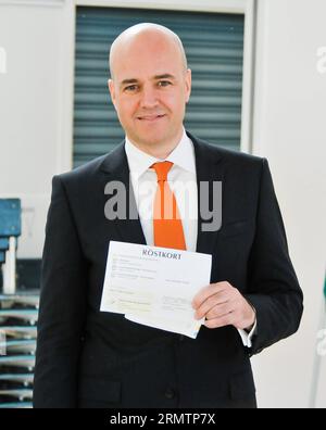 (140914) -- STOCKHOLM, le 14 septembre 2014 -- le Premier ministre suédois Fredrik Reinfeldt, qui est également le chef du Parti modéré, vote Stockholm, capitale de la Suède, le 14 septembre 2014. Les Suédois ont voté dimanche lors des élections législatives de 2014 qui sont destinées à être intenses. Rob )(cy) SUÈDE-STOCKHOLM-GERNERAL ELECTIONS-VOTE Schoenbaum PUBLICATIONxNOTxINxCHN Stockholm sept 14 2014 Suède S Premier ministres Fredrik Reinfeldt qui EST donc le chef modéré du parti VOTE Stockholm capitale de la Suède sept 14 2014 suédois ont voté dimanche à l'élection parlementaire 2014 Banque D'Images