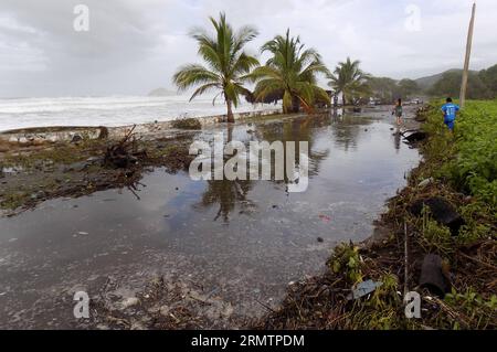 Les gens regardent les fortes vagues causées par l’ouragan Odile dans la ville de Tecpan de Galeana, région de Costa Grande, dans l’État de Guerrero, au Mexique, le 14 septembre 2014. Dimanche, l'ouragan Odile s'est intensifié jusqu'à la catégorie 4 sur l'échelle de Saffir Simpson et se déplaçait rapidement vers la péninsule de Basse-Californie dans le nord-ouest du Mexique, a averti le Service météorologique national (SMN) du pays. (jp) (ah) MEXICO-GUERRERO-ENVIRONMENT-HURRICANE EDGARxDExJESUSxESPINOZA PUBLICATIONxNOTxINxCHN célébrités Regardez les fortes vagues CAUSÉES par l'ouragan Odile dans la ville de la région de Costa Grande dans le Guerrero Banque D'Images