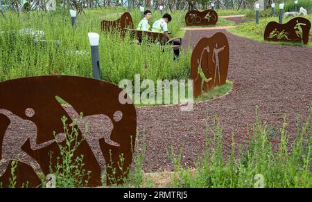 (140917) -- INCHEON, 17 septembre 2014 -- deux gardes de sécurité prennent un repos dans le village des athlètes à Incheon, Corée du Sud, le 17 septembre 2014. Le village des athlètes est situé à 10 kilomètres du centre de presse principal. Il se compose de 22 immeubles d'appartements, offrant un total de 2 200 chambres. Les 17es Jeux asiatiques auront lieu du 19 septembre au 4 octobre. )(lz) (SP)CORÉE DU SUD-INCHEON-ASIAN GAMES-ATHLETES VILLAGE ZhangxFan PUBLICATIONxNOTxINxCHN Incheon sept 17 2014 deux gardes de sécurité prennent un repos dans le Village des athlètes à Incheon Corée du Sud sept 17 2014 le Village des athlètes EST situé à 10 kilomètres Banque D'Images