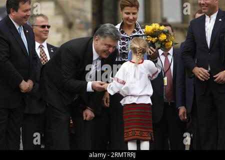 OTTAWA, le 17 septembre 2014 -- le président ukrainien Petro Porochenko reçoit un cadeau d'une petite fille lors d'un rassemblement public pour soutenir l'Ukraine sur la Colline du Parlement à Ottawa, au Canada, le 17 septembre 2014. Le président ukrainien Petro Porochenko est arrivé ici mercredi matin pour une visite officielle. CANADA-UKRAINE-PRÉSIDENT-VISITE DavidxKawai PUBLICATIONxNOTxINxCHN Ottawa sept 17 2014 visite le Président ukrainien Petro Poroshenko reçoit un poison d'une petite fille lors d'un rassemblement public pour soutenir l'Ukraine SUR la Colline du Parlement à Ottawa Canada LE 17 2014 septembre LE Président ukrainien Petro Poroshenko ar Banque D'Images