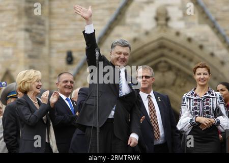 OTTAWA, le 17 septembre 2014 -- en visite, le président ukrainien Petro Porochenko a manifesté son soutien à l'Ukraine lors d'un rassemblement public sur la colline du Parlement à Ottawa, au Canada, le 17 septembre 2014. Le président ukrainien Petro Porochenko est arrivé ici mercredi matin pour une visite officielle. CANADA-UKRAINE-PRÉSIDENT-VISITE DavidxKawai PUBLICATIONxNOTxINxCHN Ottawa sept 17 2014 visite du Président ukrainien Petro Porochenko gestes lors d'un rassemblement public pour soutenir l'Ukraine SUR la Colline du Parlement à Ottawa Canada LE 17 2014 septembre LE Président ukrainien Petro Porochenko est arrivé ici mercredi matin pour une visite officielle CAN Banque D'Images