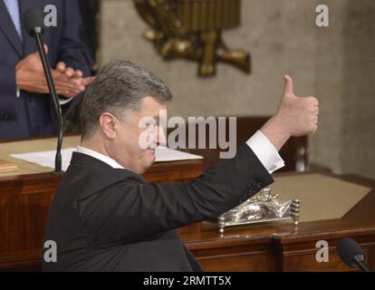 (140918) -- WASHINGTON D.C., le 18 septembre 2014 -- le président ukrainien Petro Porochenko invite à une séance conjointe du Congrès des États-Unis dans le Capitole des États-Unis à Washington D.C., États-Unis, le 18 septembre 2014. Petro Porochenko a demandé jeudi au Congrès américain de soutenir davantage la lutte contre les rebelles dans l est du pays. US-WASHINGTON-UKRAINE-POROCHENKO YinxBogu PUBLICATIONxNOTxINxCHN Washington D C septembre 18 2014 le président ukrainien Petro Porochenko invités lors d'une session conjointe du Congrès des États-Unis dans le Capitole des États-Unis à Washington D C les États-Unis sept 18 2014 Petro Poros Banque D'Images