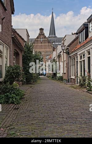 Rue pittoresque avec vue sur une façade arrière de la Grote Kerk sur la place de l'église dans le centre-ville de Hoorn. Âge d'or aux pays-Bas Banque D'Images