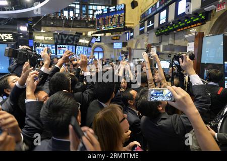 (140919) -- NEW YORK, 19 septembre 2014 -- les gens se rassemblent sur le plancher de la Bourse de New York alors que les représentants d'Alibaba sonnent la cloche d'ouverture le 19 septembre 2014. Le géant chinois du commerce électronique Alibaba Group a sonné vendredi matin la cloche d ouverture à la Bourse de New York (NYSE), marquant son introduction en bourse (IPO) sur Wall Street. ) (Bxq) US-NEW YORK-ALIBABA-IPO WangxLei PUBLICATIONxNOTxINxCHN New York sept 19 2014 célébrités se rassemblent SUR le plancher de l'échange de bâton de New York comme représentants d'Alibaba sonnent la cloche d'ouverture SUR sept 19 2014 Chine S e Commerce géant Alibaba Group SUR F Banque D'Images