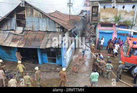 (140919) -- NAGALAND, 19 septembre 2014 -- des pompiers indiens tentent d'éteindre un incendie à l'intérieur d'une maison du parc Hazi à Dimapur, dans le nord-est de l'État indien du Nagaland, le 19 septembre 2014. Un incendie s'est déclaré dans un magasin du marché de Hazi Park.) INDIA-NAGALAND-FIRE Stringer PUBLICATIONxNOTxINxCHN Nagaland sept 19 2014 les pompiers indiens tentent d'éteindre un incendie à l'intérieur d'une maison DANS le parc dans l'État nord-est indien du Nagaland LE 19 2014 septembre un incendie s'est déclaré DANS un magasin AU Park Market India Nagaland Fire Stringer PUBLICATIONxNOTxINxCHN Banque D'Images