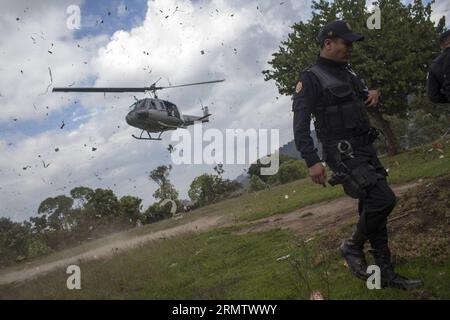 (140921) -- SAN JUAN Sacatepequez, -- un agent de la police nationale guatémaltèque garde le site où une série de violences a eu lieu, dans le village de Los Pajoques, municipalité de San Juan Sacatepequez, département de Sacatepequez, Guatemala, le 20 septembre 2014. Au moins six personnes sont mortes dans une communauté locale du département de Sacatepequez, dans le centre du Guatemala, au cours d’une série de violences au cours desquelles quatre maisons en bois et en carton et sept véhicules ont été incendiés. Luis Echeverria) (da) (fnc) GUATEMALA-SAN JUAN Sacatepequez-SECURITY-VIOLENCE e LuisxEcheverria PUBLICATIONxNOTxINxCHN San Juan à l'agent de Gua Banque D'Images