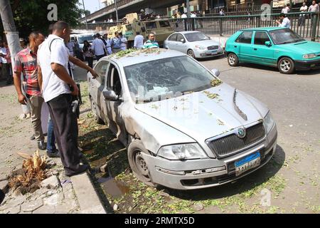 (140921) -- LE CAIRE, 21 septembre 2014 -- des médecins légistes et des policiers mènent des enquêtes sur les lieux d'un attentat à la bombe près du ministère égyptien des Affaires étrangères au Caire, capitale de l'Égypte, le 21 septembre 2014. Deux officiers de police égyptiens ont été tués et six recrues blessées dans une explosion dimanche près du bâtiment du ministère des Affaires étrangères au Caire, a déclaré le ministère de l'intérieur, révisant un bilan des morts antérieur. ÉGYPTE-CAIRE-EXPLOSION AhmedxGomaa PUBLICATIONxNOTxINxCHN le Caire sept 21 2014 des médecins légistes et des policiers mènent des enquêtes SUR la scène d'une explosion à la bombe près du ministère égyptien des Affaires étrangères au Caire ca Banque D'Images