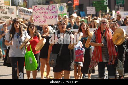 Des milliers de personnes ont participé à la Marche populaire pour le climat, deux jours avant un sommet historique des Nations Unies sur les changements climatiques, le 21 septembre 2014 à Vancouver, au Canada. Des centaines de résidents de Vancouver, ville de la côte ouest du Canada, se sont joints à des centaines de milliers de manifestants qui sont descendus dans les rues des grandes villes du monde entier dimanche à mars avant le très attendu Sommet des Nations Unies sur le climat de cette semaine. ) CANADA-VANCOUVER-CLIMAT MARS SergeixBachlakov PUBLICATIONxNOTxINxCHN des milliers de célébrités ont pris part à la Marche des célébrités S CLIMAT deux jours avant un Sommet historique de l'ONU SUR la CL Banque D'Images