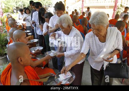 (140923) -- PHNOM PENH, 23 septembre 2014 -- des gens offrent de la nourriture et de l'argent aux moines bouddhistes à la pagode Veal Sbov, dans la banlieue de Phnom Penh, Cambodge, 23 septembre 2014. Les bouddhistes au Cambodge ont célébré mardi le traditionnel Pchum Ben, ou fête honorant les morts, qui est la deuxième plus grande fête du royaume après le nouvel an lunaire. CAMBODGE-PHNOM PENH-PCHUM BEN-FESTIVAL Sovannara PUBLICATIONxNOTxINxCHN Phnom Penh sept 23 2014 célébrités OFFRENT nourriture et argent aux moines bouddhistes À LA Pagode de veau À la périphérie de Phnom Penh Cambodge sept 23 2014 les bouddhistes au Cambodge mardi ec Banque D'Images