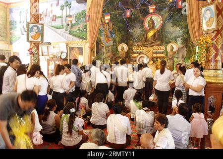 (140923) -- PHNOM PENH, 23 septembre 2014 -- les gens adorent les statues de Bouddha à la pagode Veal Sbov à la périphérie de Phnom Penh, Cambodge, 23 septembre 2014. Les bouddhistes au Cambodge ont célébré mardi le traditionnel Pchum Ben, ou fête honorant les morts, qui est la deuxième plus grande fête du royaume après le nouvel an lunaire. CAMBODGE-PHNOM PENH-PCHUM BEN-FESTIVAL Sovannara PUBLICATIONxNOTxINxCHN Phnom Penh sept 23 2014 célébrités vénération statues de Bouddha À la pagode de veau À la périphérie de Phnom Penh Cambodge sept 23 2014 les bouddhistes au Cambodge ont célébré mardi LE traditionnel Pchum Ben o Banque D'Images