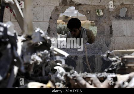 (140923) -- SANAA, 23 septembre 2014 -- Un Yéménite regarde une maison détruite lors d'affrontements entre les rebelles chiites houthis et l'armée gouvernementale yéménite à Sanaa, Yémen, le 23 septembre 2014. Le groupe houthi et le gouvernement yéménite ont signé un accord de cessez-le-feu dimanche, mettant fin à des affrontements d'une semaine qui ont fait plus de 400 morts. Les combattants houthis ont resserré leur contrôle sur la plupart des quartiers de la capitale jusqu'à mardi, déployant des combattants pour garder les installations gouvernementales et mettant en place des points de contrôle dans la ville. YÉMEN-SANAA-CLASH-AFTERMATH HanixAli PUBLICATIONxNOTxINxCHN Sanaa sept 23 2014 a Ye Banque D'Images