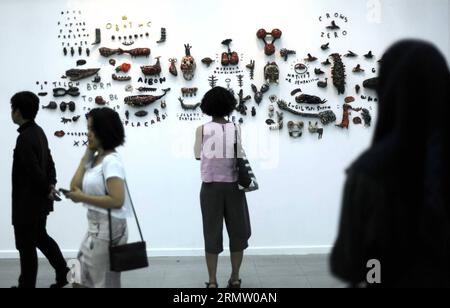 (140925) -- JAKARTA, 25 septembre 2014 -- visite de la Biennale de céramique contemporaine à la National Gallery de Jakarta, Indonésie, le 25 septembre 2014. L'exposition d'art céramique présentera les œuvres de 72 artistes du 24 septembre au 13 octobre 2014. ) INDONÉSIE-JAKARTA-EXPOSITION CÉRAMIQUE AGUNGXKUNCAHYAXB. PUBLICATIONxNOTxINxCHN Jakarta sept 25 2014 célébrités visitent la Biennale de la céramique contemporaine À la Galerie nationale de Jakarta Indonésie sept 25 2014 l'exposition d'art céramique exposera les œuvres de 72 artistes du 24 septembre au 13 2014 octobre Indonésie Jakarta Ceramics Exhibition PUBLICAT Banque D'Images