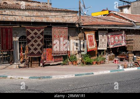 Bergama, Izmir, Turkey tapis Weaver, tapis traditionnel fait main. Tissage traditionnel turc de tapis Banque D'Images