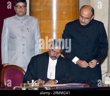 (140928) -- NEW DELHI, 28 septembre 2014 -- le juge en chef de l'Inde désigné H.L. Dattu (C) signe le registre après sa cérémonie d'assermentation en tant que nouveau juge en chef de l'Inde à New Delhi, Inde, le 28 septembre 2014.) INDIA-NEW DELHI-NEW CHIEF JUSTICE IndianxPresidentialxPalace PUBLICATIONxNOTxINxCHN New Delhi sept 28 2014 Chief Justice of India désigné H l C signe le registre après sa cérémonie de Swearingen en tant que nouveau Chief Justice of India À New Delhi Inde LE 28 2014 septembre Inde New Delhi New Chief Justice PUBLICATIONxNOTxINxCHN Banque D'Images