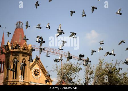 KARACHI, -- des pigeons survolent le bâtiment Frere Hall dans la ville portuaire de Karachi, au sud du Pakistan, le 28 septembre 2014. Frere Hall est l'un des nombreux bâtiments restants de l'époque coloniale britannique qui existent encore à Karachi. Il a été construit en l'honneur de Sir Henry Bartle Edward Frere, qui était connu pour promouvoir le développement économique et faire du sindhi la seule langue officielle. )(cy) PAKISTAN-KARACHI-FRERE-HALL AhmadxKamal PUBLICATIONxNOTxINxCHN Karachi pigeons survolez le bâtiment Frere Hall dans la ville portuaire du sud pakistanais de Karachi LE 28 2014 septembre Frere Hall EST l'un des NOMBREUX vestiges de construction Banque D'Images