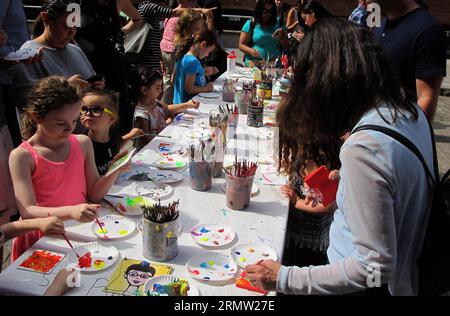 Des enfants assistent au festival des arts Down Under the Manhattan Bridge Overpass (DUMBO) à New York, aux États-Unis, le 28 septembre 2014. Plus de 300 artistes de genres et de styles variés ont présenté leurs œuvres au Festival des Arts qui a été ouvert vendredi. US-NEW YORK-DUMBO ARTS FESTIVAL WangxXijia PUBLICATIONxNOTxINxCHN les enfants assistent au festival Down Under the Manhattan Bridge Overpass Dumbo Arts Festival à New York les États-Unis sept 28 2014 plus de 300 artistes avec une variété de genres et de styles ont présenté leurs œuvres AU Festival des arts qui a ouvert vendredi États-Unis New York Dumbo Arts Fe Banque D'Images