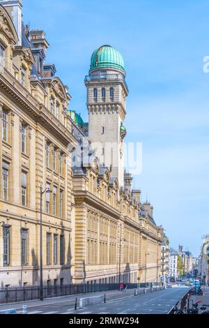 Tour d'astronomie de la Sorbonne Université avec observatoire au sommet. Quartier Latin de Paris, France. Banque D'Images