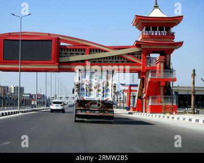 Le Caire, Egypte, août 21 2023 : autoroute de patrouille de l'axe Shinzo Abe en Egypte avec un pont piétonnier dans le style architectural traditionnel japonais, à plat tr Banque D'Images