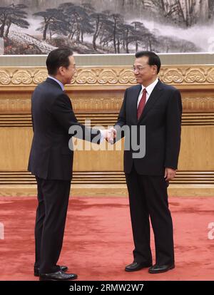 (140930) -- BEIJING, le 30 septembre 2014 -- le premier ministre chinois Li Keqiang (à droite) serre la main de l'ambassadeur de Corée du Sud en Chine Kwon Young-se à Beijing, en Chine, le 30 septembre 2014. Le premier ministre chinois Li Keqiang a rencontré 31 ambassadeurs nouvellement nommés en Chine avant la fête nationale chinoise qui tombe le 1 octobre. (hdt) CHINE-BEIJING-LI KEQIANG-REPRÉSENTANTS ÉTRANGERS-RÉUNION (CN) PangxXinglei PUBLICATIONxNOTxINxCHN Beijing septembre 30 2014 le premier ministre chinois a quitté Keqiang r serre la main de l'ambassadeur sud-coréen en Chine Kwon Young se à Beijing Chine sept 30 2014 le premier ministre chinois a quitté Keqiang a rencontré 31 nouveaux nommés Banque D'Images