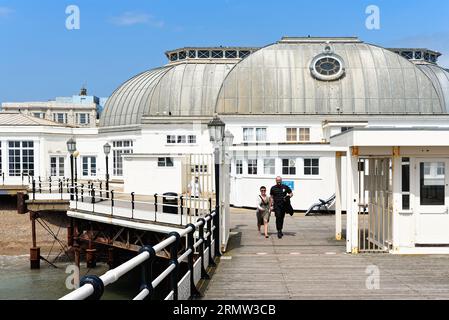 Bâtiments classés Art déco de catégorie deux au début de Worthing Pier West Sussex Angleterre Royaume-Uni Banque D'Images