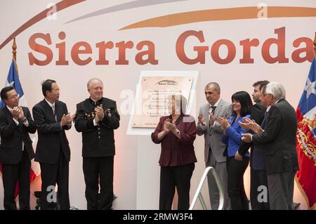 SIERRA GORDA, le 1 octobre 2014 -- la Présidente du Chili, Michelle Bachelet (C), assiste à l inauguration des opérations de la mine Sierra Gorda, dans la commune de Sierra Gorda, région d Antofagasta, Chili, le 1 octobre 2014. La mine de cuivre Sierra Gorda de la mine polonaise KGHM produira environ 120 000 tonnes de cuivre par an au cours des cinq premières années, selon la presse locale. Nelson Arancibia/) CHILE-SIERRA GORDA-POLITICS-BACHELET AGENCIAXUNO PUBLICATIONxNOTxINxCHN Sierra Gorda OCT 1 2014 Chile S Présidente Michelle Bachelet C assiste à l'inauguration des opérations de la mine Sierra Gorda à Sierra Gorda Comm Banque D'Images